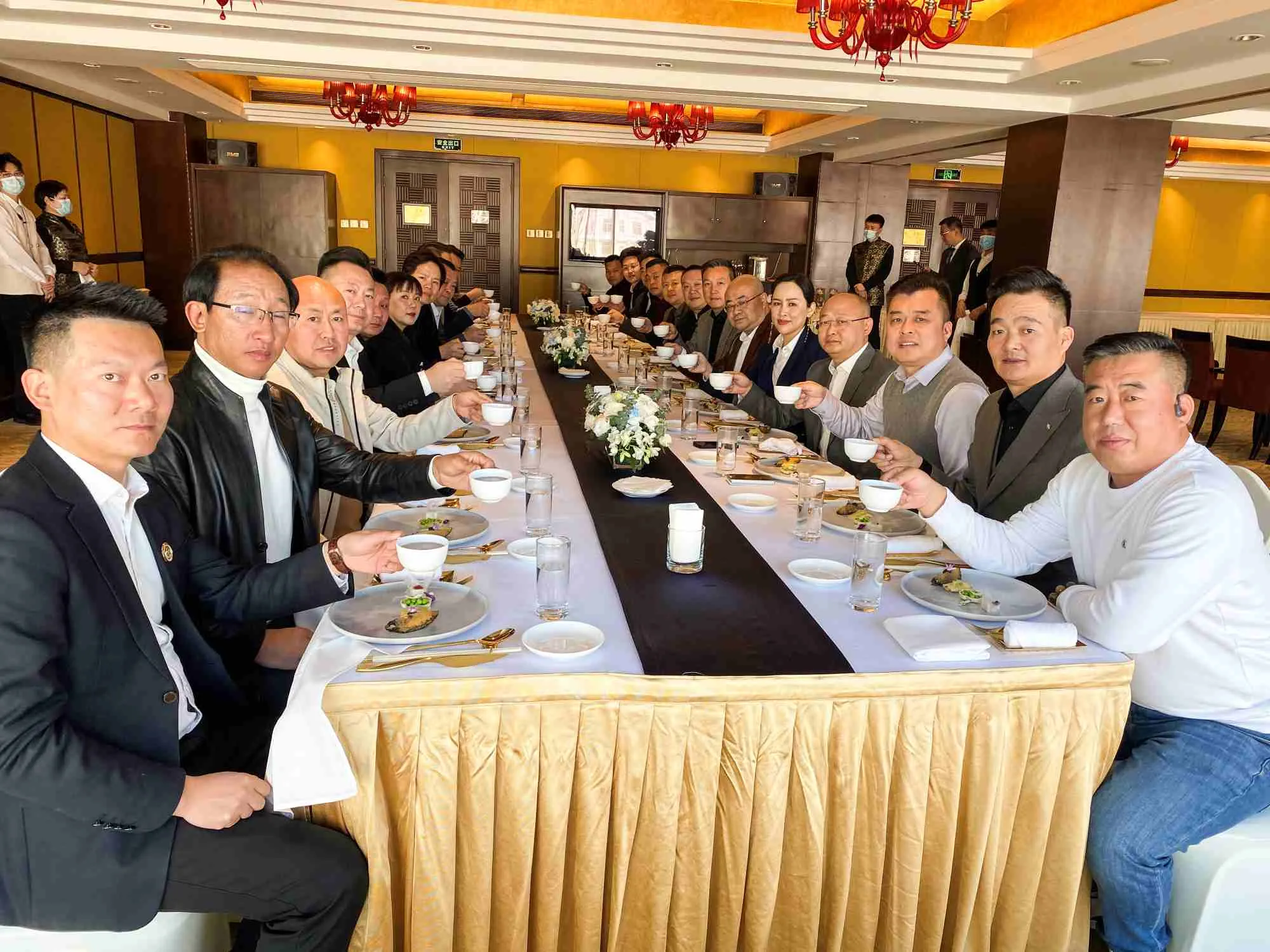 餐厅合影2.jpg 餐厅合影2.jpg